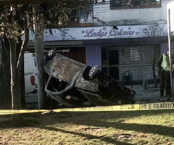 Una persona falleció tras volcamiento e incendio de vehículo