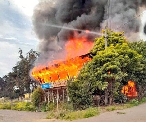 Incendio consumió en su totalidad estructura del ex restaurant El Barco