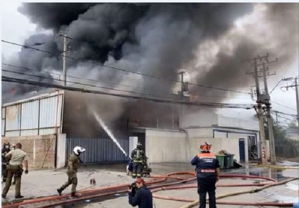 Incendio consumió planta procesadora de pescados y mariscos