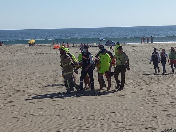 CARABINERO SE LANZA AL MAR PARA RESCATAR A BAÑISTAS EN EL BALNEARIO DE LAS CRUCES