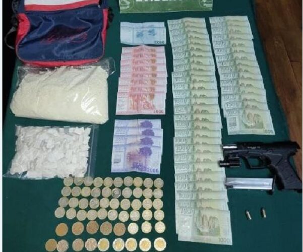 Dos detenidos tras ser sorprendidos con un kilo de droga y un arma