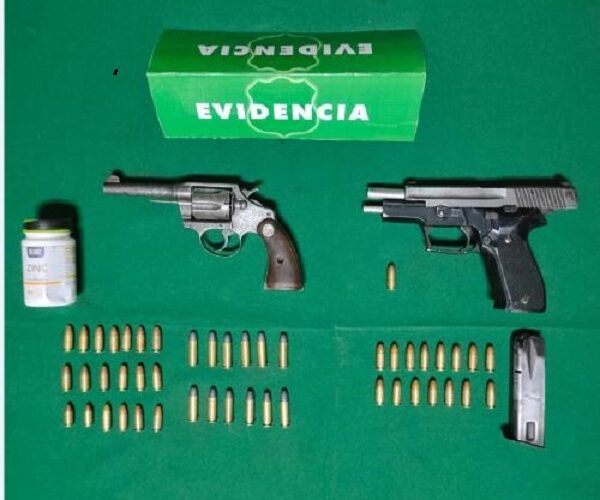 En funeral detienen a sujeto con dos armas de fuego y municiones