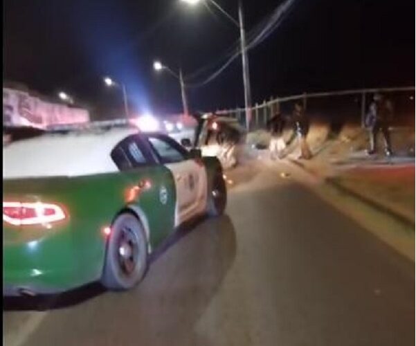 Tras evadir control policial automóvil volcó: 1 lesionado