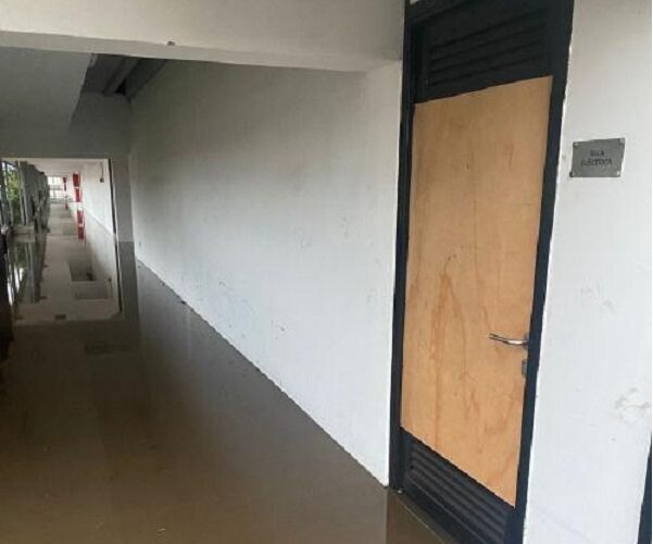 Estadio Municipal de San Antonio de nuevo presentó problemas a causa de la lluvia