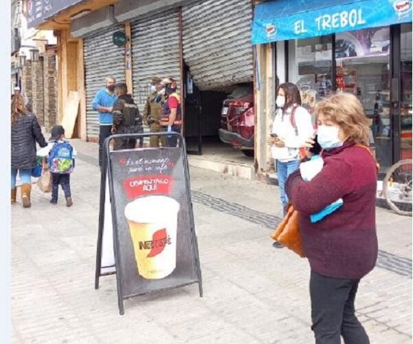 Auto terminó dentro de local comercial; transeúnte se salvó de milagro