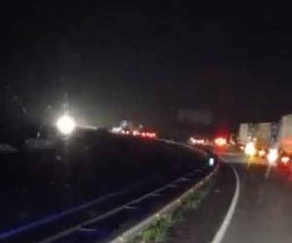 Antisociales roban contenedor, secuestran a conductor y queman un auto