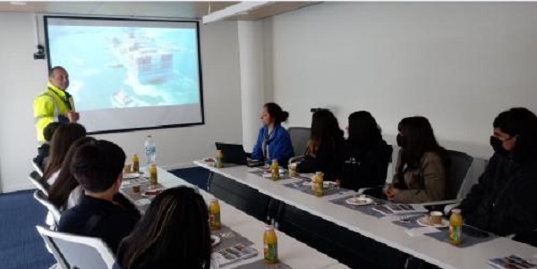 Estudiantes de Algarrobo conocieron faena portuaria de San Antonio en especial encuentro