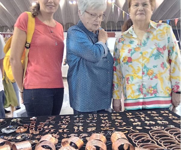 Representante del puerto de San Antonio ha cosechado solo éxito en Feria Tricontinental de Artesanía en España