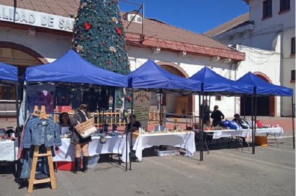 Emprendedoras sanantoninas realizan Feria Navideña en el frontis del municipio