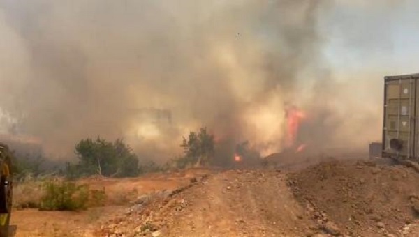 Incendio forestal en Santo Domingo obligó a evacuación  y cortes de ruta