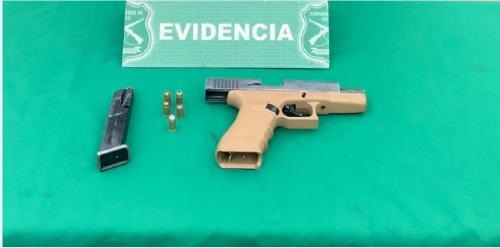 Detienen a sujeto que manipulaba  arma en la vía pública