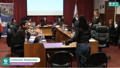 Tensa sesión de Concejo Municipal por trabajadoras de áreas verdes no contratadas