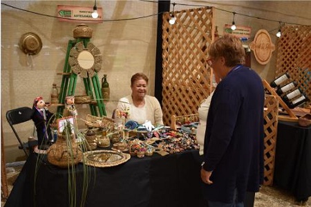 Emprendedora cartagenina se convierte en la primera artesana de la comuna reconocida como tal en el Registro Nacional de Artesanos