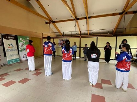 Municipio de San Antonio cierra taller de taekwondo inclusivo para jóvenes neurodivergentes