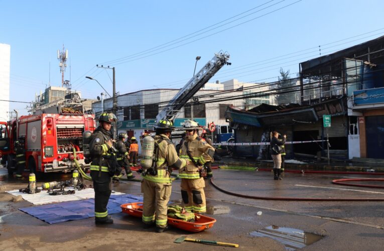 Devastador incendio afecta a múltiples locales de Avenida Pedro Montt