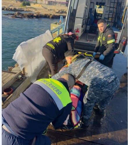 Rescatan a pescador deportivo que fue arrastrado por el mar