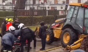 Trabajador municipal de Algarrobo cae en socavón durante sistema frontal