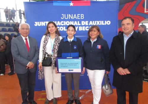600 estudiantes de San Antonio reciben computador de la Beca TIC de JUNAEB