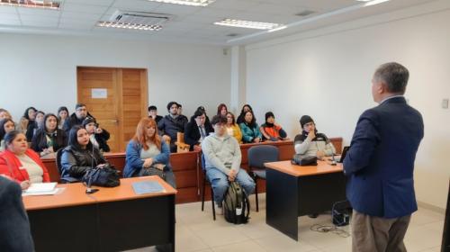 Estudiantes de AIEP conocen el funcionamiento del sistema de justicia penal en visita al Juzgado de Garantía de San Antonio