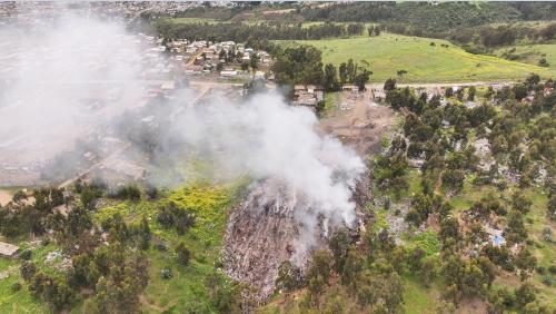 Instituciones abordan problemática de columna de humo por incendio en vertedero ilegal